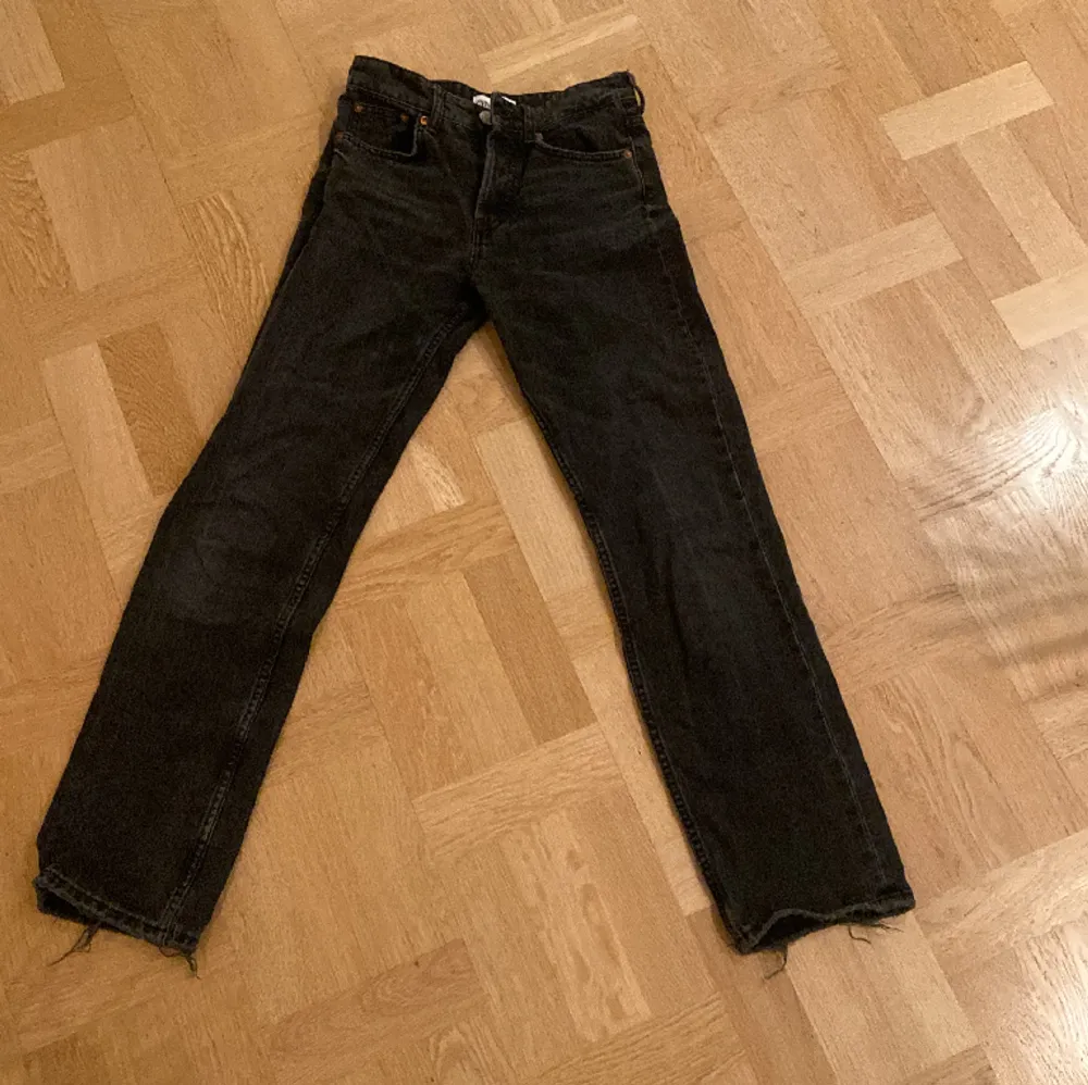 Svarta straight mid rise jeans från Zara som är sparsamt använda. Storlek 34. Jeans & Byxor.