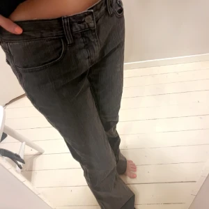 Brandy Melville jeans  - Gråa Lågmidjade flare jeans från Brandy Melville, iprincip aldrig använda så i nyskick. Storlek one size. Mått: 9" (22 cm) rise, 31" (80 cm) inseam, 28" (70 cm) waist