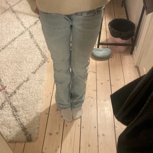 Jeans  - Jätte fina låg midjade jeans från pull and bear, säljer för att dem är lite för små i midjan, skriv för fler bilder