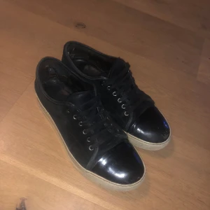 Lanvin - Säljer mina lanvin bra skick på utsidan men lite slitet på utsidan pris kan diskuteras annars byter jag gärna 