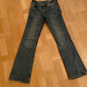 Blåa Low Bootcut jeans H&M - Blåa Low Bootcut jeans från H&M divided. Bra skick