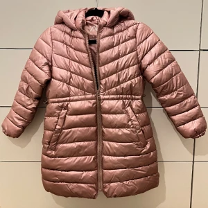 Vinterjacka från Zara - Lång vinterjacka från Zara i tilltalande rosa färg. Bra skick! 