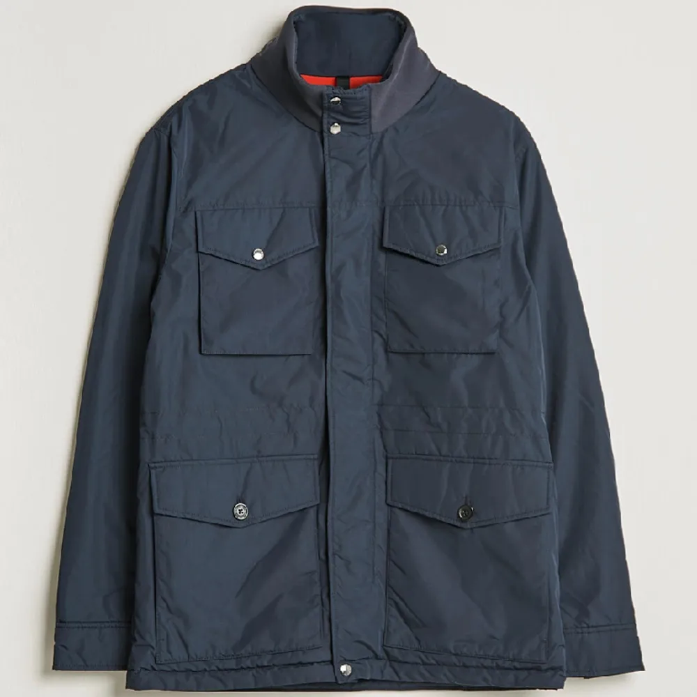 Säljer en J Lindeberg field jacket, helt ny med taggar, storlek M. Ny pris är 4200kr! Perfekt för våren, stilfull och trendig.. Jackor.