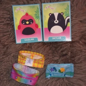 Squishville - Squishmallows - tillbehör  - 3st kläder 2st kort 