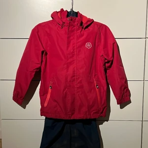 Vattentätt skal ser från Color Kids - Vattentätt och funktionellt skal set från Color Kids. Väldigt bra skick på både jacka och byxor. 