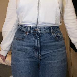 Zara Straight Fit medel/hög midja Jeans i färgen Blå. Normal fit med kedja. Storlek 42, passar till folk med storlek M eller L i byxor. Jag är 163cm lång. Använd en gång