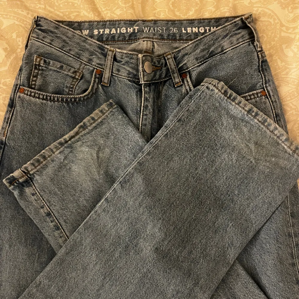 Fina jeans från bikbok som inte använd på grund av att dem blivit för stora . Jeans & Byxor.