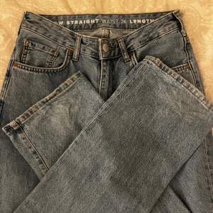 Fina jeans från bikbok som inte använd på grund av att dem blivit för stora 