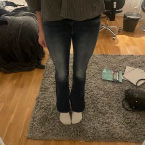 Assnygga bootcut jeans - Bra kvalitet och snygga fickor. Osäker på strl då jeansen inte har lappar men skulle gissa ca 28/32. Tror de passar bäst på någon som är ca 165💗