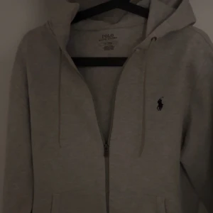 Ralph lauren  - Säljer just nu min fina Ralph lauren dress i färgen grå. Tröjan är i storlek M och säljs för 500kr, byxorna är i storlek L och i samma färg och säljs för 500kr. Hör av er vid intresse och orginal bilder 