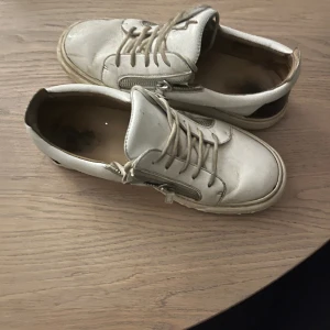 Zanotti skor - Säljer ett par feta zanotti skor i storlek 41 passar 42! Lite defekter men ingen som man tänker så jättemycket på. Ena blixten är borta därmed priset! . påse följer  med på köpet!