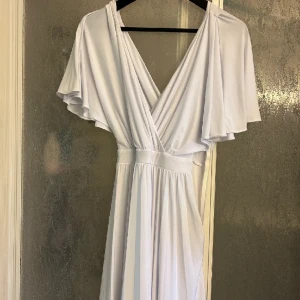 Studentklänning - En jättefin studentklänning ifrån Bubbleroom i storlek S. Klänningen är super stretchig och har ett sköt material. Aldrig använd! Skriv om du vill ha bild❤️