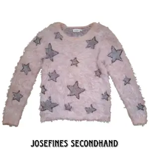 Pastellrosa fluffig tröja med silver stjärnor från Kappahl. Jättemysig, mjuk och skön men använder den inte längre. Använd gärna prisförslag/köp nu funktionen