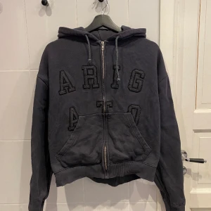 Arigato Hoodie - Mörkblå Arigato zip hoodie, bra skick!