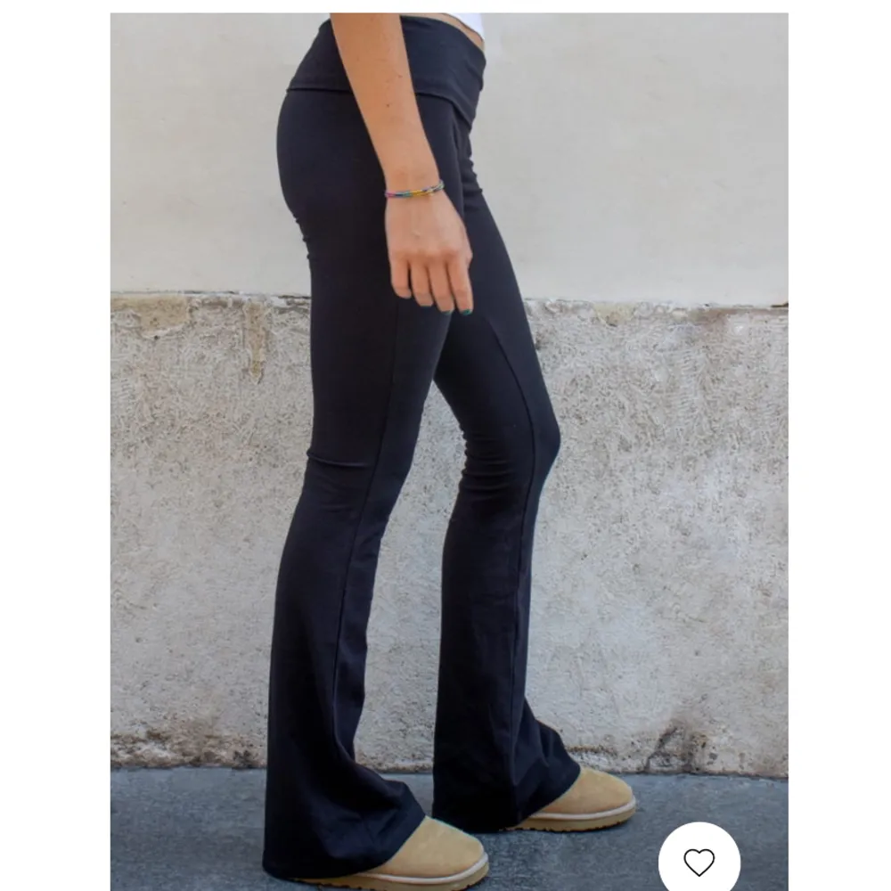 Lågmidjade yoga byxor i flare/bootcut från subdued. Har använt en gång men de är för långa för mig. Köpt för 360❤️. Jeans & Byxor.