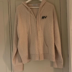 Bvaldi stickad zip hoodie  - Säljer min Bvaldi zip hoodie. Den är knappt använd, endast några gånger. 