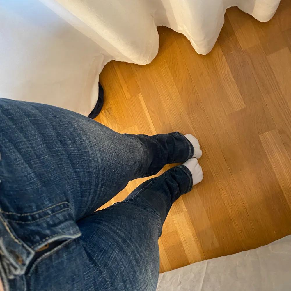 Lågmidjade jeans från East west! Såå fina jeans som tyvärr är lite små för mig! Lite för långa för mig som är 156cm💗. Jeans & Byxor.
