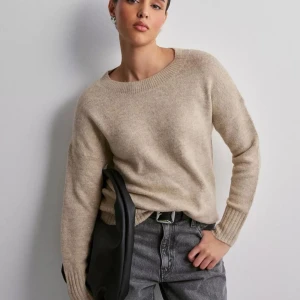 Beige stickad tröja  - Jättefin beige stickad tröja ifrån only. Precis som ny, aldrig använd och prislappen är kvar. Nypris 459 kr men säljer för 200. Den är i storlek xs men sitter ganska stort så skulle säga att det är mer S/M