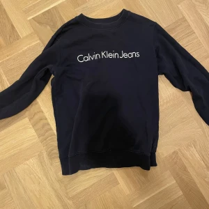 Ck sweatshirt  - Detta är min gamla favorit sweatshirt som jag har växt ut. Denna är från celvin Klein kostar 1000 kr ny pris. 