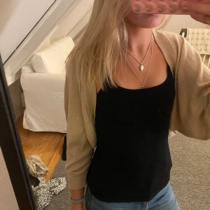 Bolero  - Svinsnygg trekvartsärmad kofta/bolero. I guld och lite glitter typ. Så fint skick men kommer inte till användning. Pris kan diskuteras!!❤️❤️