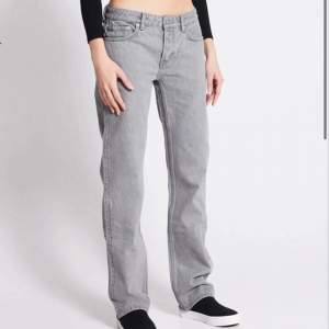 Ljusgråa lågmidjade jeans ifrån lager 157 i stolek xs, i modellen ”icon”, i nyskick inga fläckar eller hål🤍mitt pris:350kr🤍bilderna är lånade ifrån deras hemsida men kom privat för egna🤍🤍sitter super fint på! 
