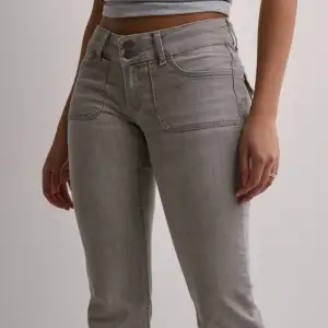 Hej dessa jeans är splitter nya har ej använt dom jag köpte en storlek för liten och har slängt bort paket boxen så tänkte sälja dom här i stället dom är i storlek 38
