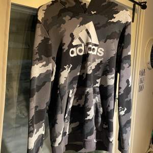  Denna Adidas hoodie har en öppen ficka i magen och och är färdig kombinerad med grå ljusgrå svart och små mörkblå detaljer jag kände att den här tröjan inte var något för mig och hoppas kanske kommer någon annan:)