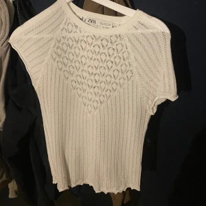Zara tröja  - Jätte jätte fin tröja från zara!! Perfekt till sommaren 🥰🙏🏻