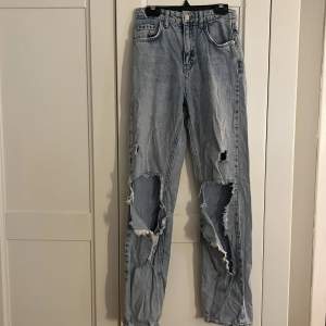 Ställbara jeans köpta på Gina Tricot. Är i storlek 152 men passar även om man har XS. De är använda mycket men är i hyfsat skick. Hålen är dock något upprivna och därav större än de var vid köptillfället, men för övrigt finns inga skador.