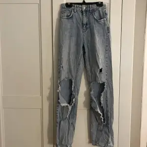 Ställbara jeans köpta på Gina Tricot. Är i storlek 152 men passar även om man har XS. De är använda mycket men är i hyfsat skick. Hålen är dock något upprivna och därav större än de var vid köptillfället, men för övrigt finns inga skador.