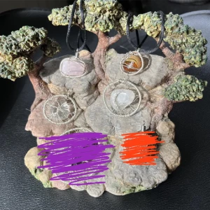 Kristall kristallhalsband  - Säljer lite olika kristallhalsband! På bilden har endast två ett band till men jag har fler, så det tillkommer ett band till varje🥰 köp nu funkar! kristallerna är; Rosenkvarts Bärnsten  Bergkristall 💎💎🔮🔮