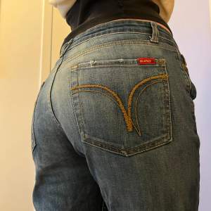 Mörkblå jeans med låg midja och utsvängda ben från Blend! Fint skick. Jag på bilden är ca 175cm. OBS! Ungefärliga mått: midja ca 80cm, innerben ca 80cm, grenhöjd ca 20cm. 👼