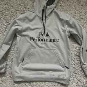 Peak performance hoodie i storlek M använt fåtal gånger i fint skick
