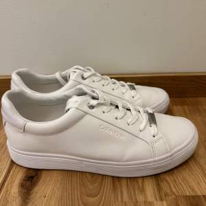 Vita Calvin Klein sneakers i storlek 41. Använda ytterst fåtal gånger