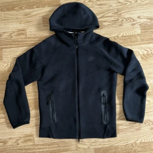 Nike tröja  - Storlek S  Säljer en svart Nike tröja då den är för liten för min kille! Inga som helst fel på den! Hör av er för fler bilder 
