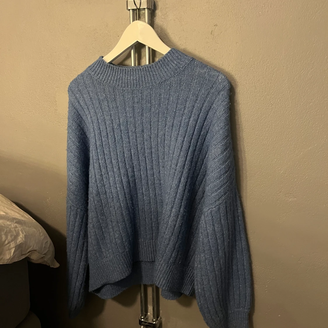 mörkblå stickad tröja