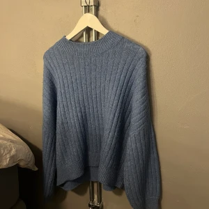 mörkblå stickad tröja - säljer min mörkblå stickade tröja i VÄRLDENS skönaste material! den är i nyskick och sällan använd💞skickas samma dag och kan gå ner i pris vid snabb affär!