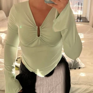 Topp - Säljer denna snygga topp som inte kommer till användning! Använd 1 gång