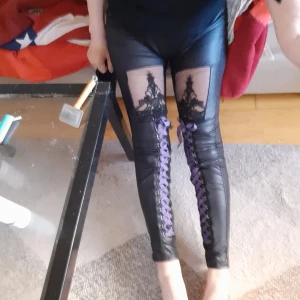 Vintage vinyl punk Leggings  - Urläckra leggings i Vinyl eller, PVC vet inte riktigt vilket, med snörning på framsidan. Genomskinlig övre del på låret med spetsmönster. Oanvända.