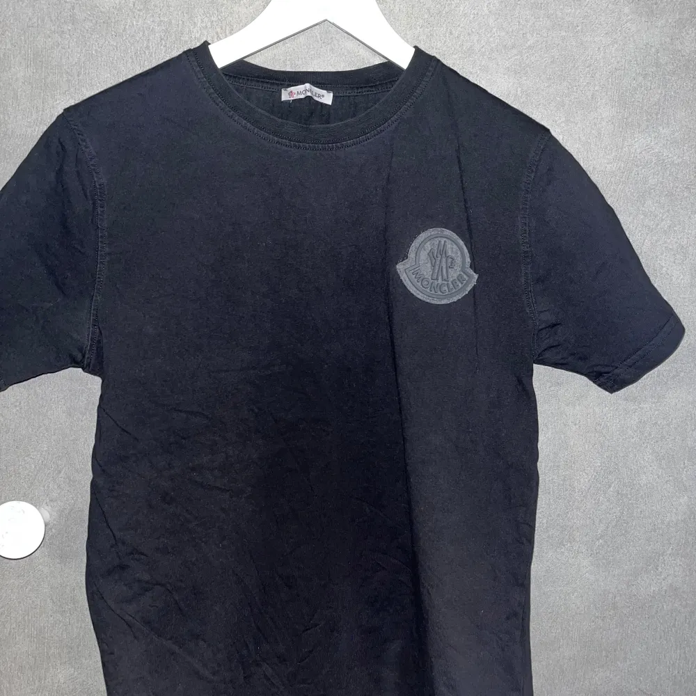 En skön svart moncler T-shirt med tryck (äkta, Scan funkar) Köptes för runt 3000kr. Säljer pågrund av att jag har växt ur den . T-shirts.