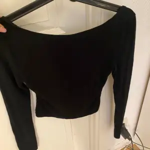en svart tröja som är öppen i ryggen, använder ej & tänker därför sälja den 💖  Har klippt bort lappen så vet inte exakta storlek men tror det är Xs 