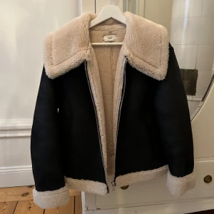 Shearling jacket - Sparsamt använt jacka i jättefint skick från Mango, storlek L för en oversized look 🌟 perfekt till våren!! Nypris 999kr