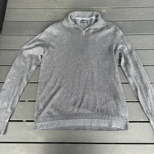 Grå tröja me dragkedja - Säljer denna stickade tröjan för har slutat gilla den. Skick är 10/10  Från jack&jones nypris 500kr