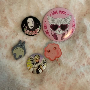 Gulliga pins - Olika pins köpta från olika ställen bland annat kawaii affären i Göteborg . Alla för 20 kr💗