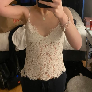 Spets linne - Fint spets linne från märket pieces i storlek S, dragkedja finns på sidan 