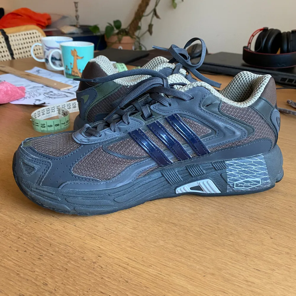 Size 40.5/25.5cm sole.  In good condition, worn about 4 times and recently cleaned. Super comfortable and the perfect everyday sneaker.  I paid about 115€, only selling cause I got another pair in a different color. . Skor.