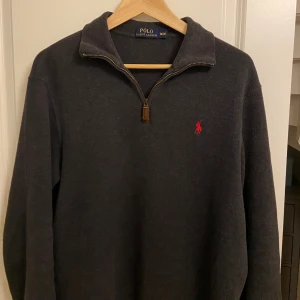 Ralph Lauren half zip  - Säljer denna half zip då den inte kommer till användning. 