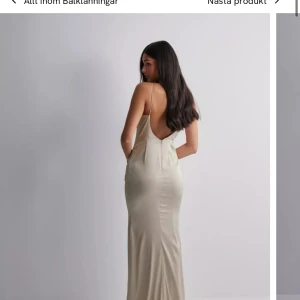 Balklänning - Jättefin balklänning från Nelly i champagne färg!! Köptes här på Plick men säljes pga har hittat en annan🥰 Storlek 34 men stor/stretchig i storleken så passar mig som brukar ha 36/38
