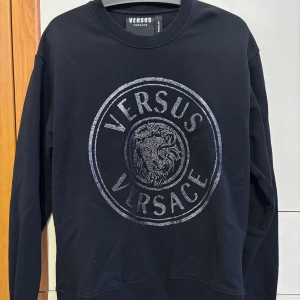 Versace - Bra skick, inga skador.  Kvitto finns vid önskemål. 