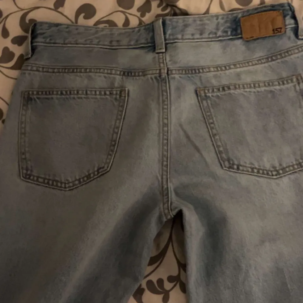 Low Rise, straight leg, storlek M aldrig använda. Original pris 400kr. Säljer för 250kr plus 50kr frakt . Jeans & Byxor.